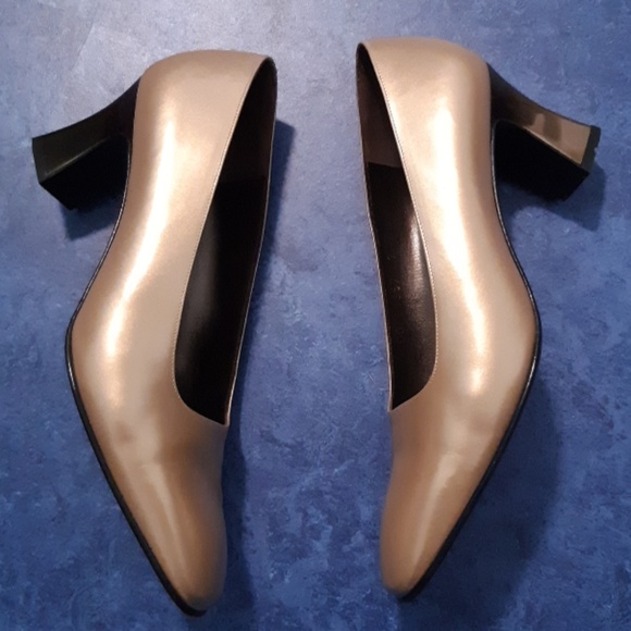 Salvatore Ferragamo gold leather pumps 7.5 - Picture 4 of 8
